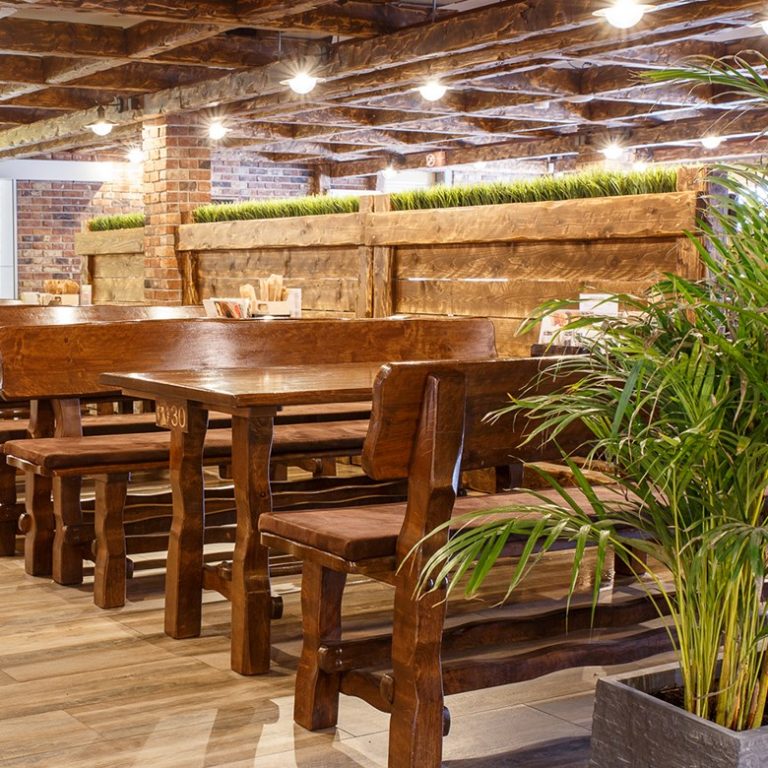Meble z litego drewna w lokalach gastronomicznych i hotelach